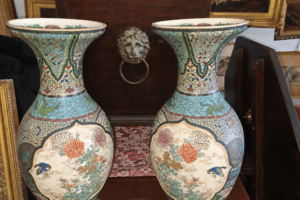 Coppia di vasi Satsuma cloisonné, firmati. Giappone - XIX secolo.