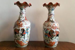 Coppia di vasi Arita giapponesi firmati dall’artista “Tomimura” - XIX secolo.